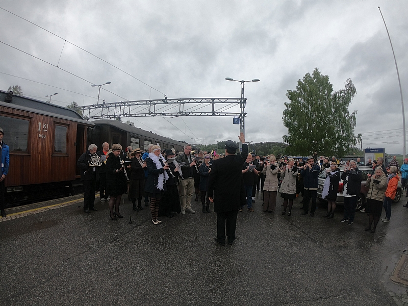 På perrongen i Hønefoss. . Foto: Karina På perrongen i Hønefoss. . Foto: Karina