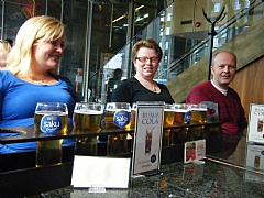 Karina, Heidi og Torbjørn 1 meter øl